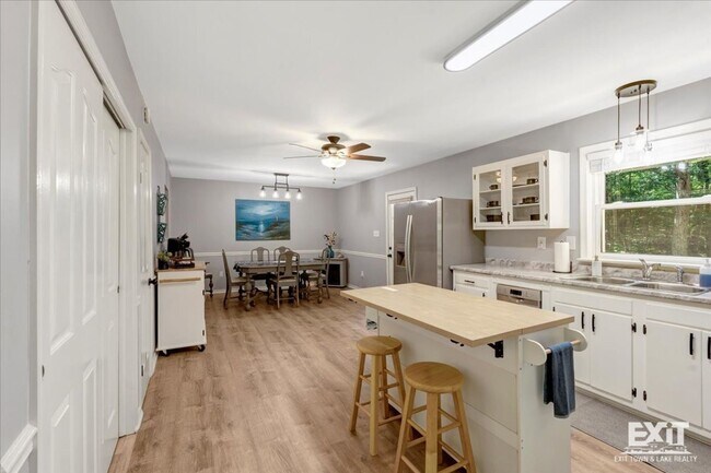 Building Photo - Beautiful Fully Furnished 3 Bed, 2 Bath Ho...
