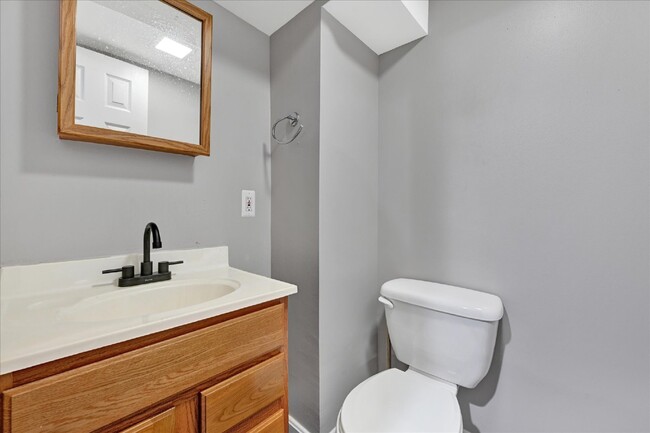 Building Photo - Charming, renovated 2 Bed, 1.5 Bath, rowho...