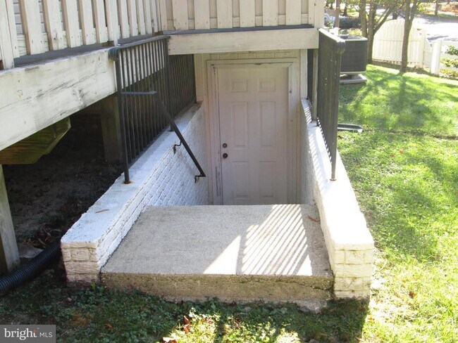 Building Photo - 1300 Treasure Dr