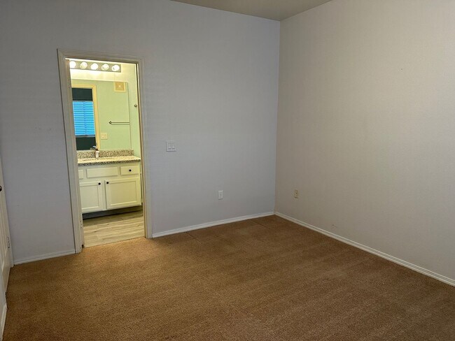 Building Photo - Condo on 2nd floor - Move-in Ready - 3 bed...