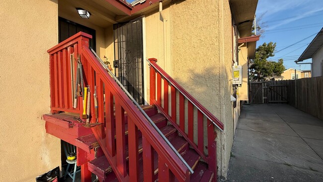 Building Photo - EPIC REA: Charming 2 Bed/ 1 Bath Home in Oakland’s Foothill Neighboorhood