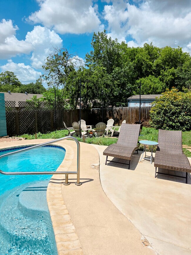 Building Photo - 4305 Temple Hill