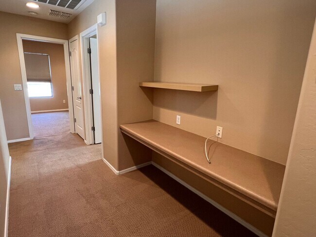 Building Photo - 5 Bed 4 Bath Beautiful Gilbert Home - Gated Community On Golf Course