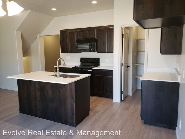 Building Photo - 5 br, 3.5 bath House - 788 N 2560 E
