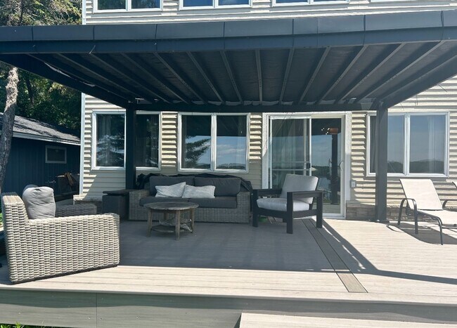 Building Photo - Stunning Lakefront Home