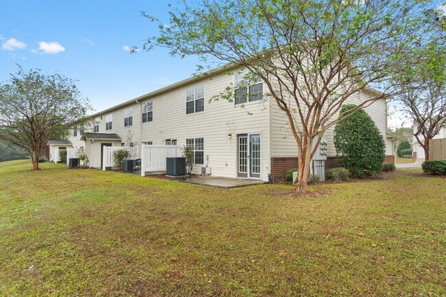 Building Photo - 747 Majestic Dr