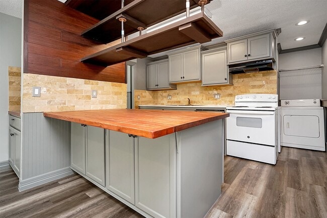 Building Photo - 10 Carol Ct