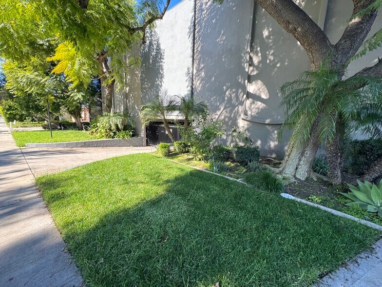 Building Photo - 447 W Elk Ave