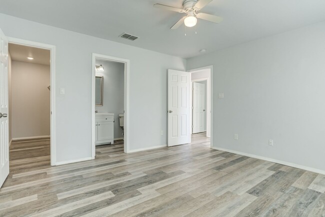 Building Photo - 1101 N Englewood Ave