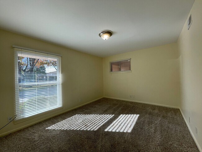 Building Photo - 4616 Fawn Dr