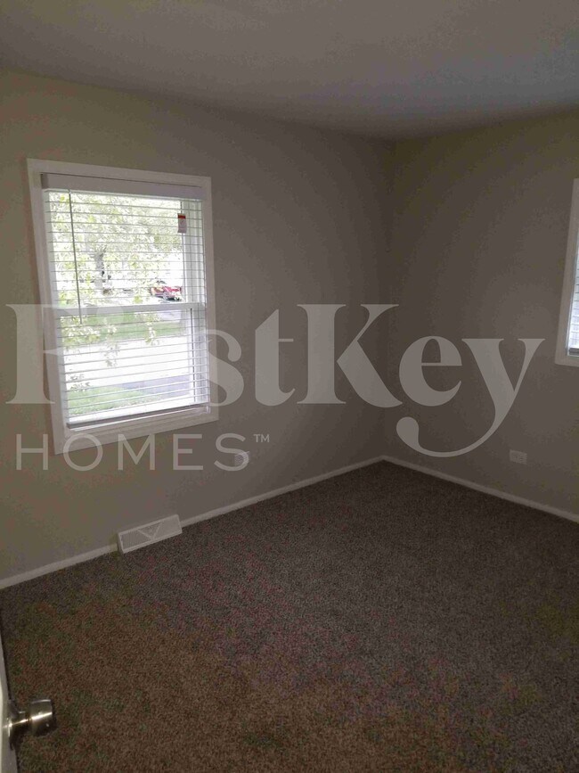 Building Photo - 422 E Tulip Dr