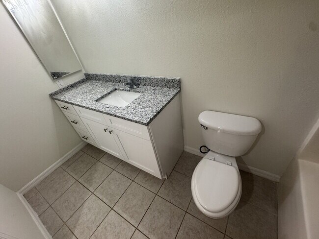 Building Photo - "Charming 3-Bed, 2-Bath Gem in Riverview –...