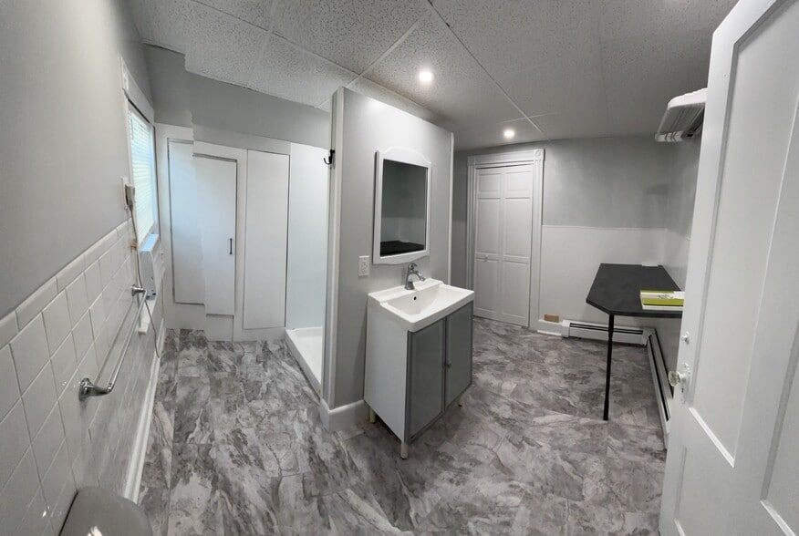 What a Bath! - 48 Grove St