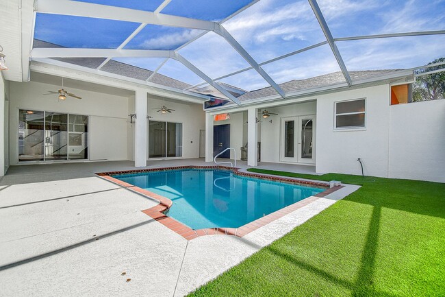 Building Photo - Beautiful 4/3/3 on a private 1 acre lot.