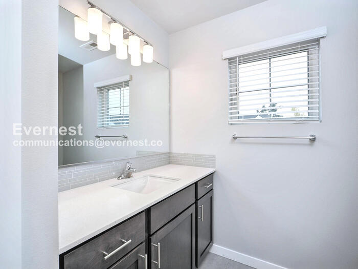 Building Photo - 1621 Seattle Hill Rd