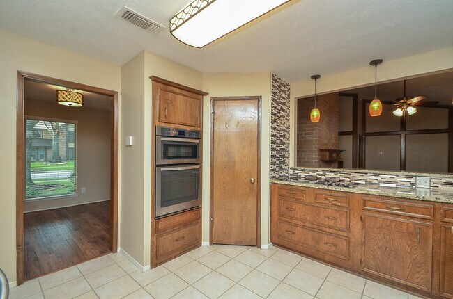 Building Photo - 3027 Colonial Dr