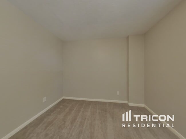 Building Photo - 9003 Cypress Square Dr