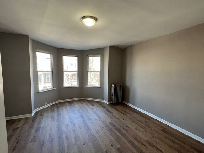 Building Photo - Huge 3 Bedroom with a FINISHED Basement!