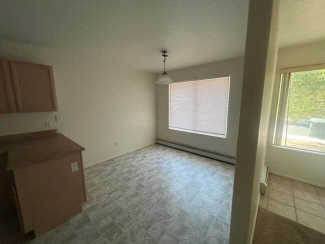 Building Photo - Duplex Near CMU with New carpet