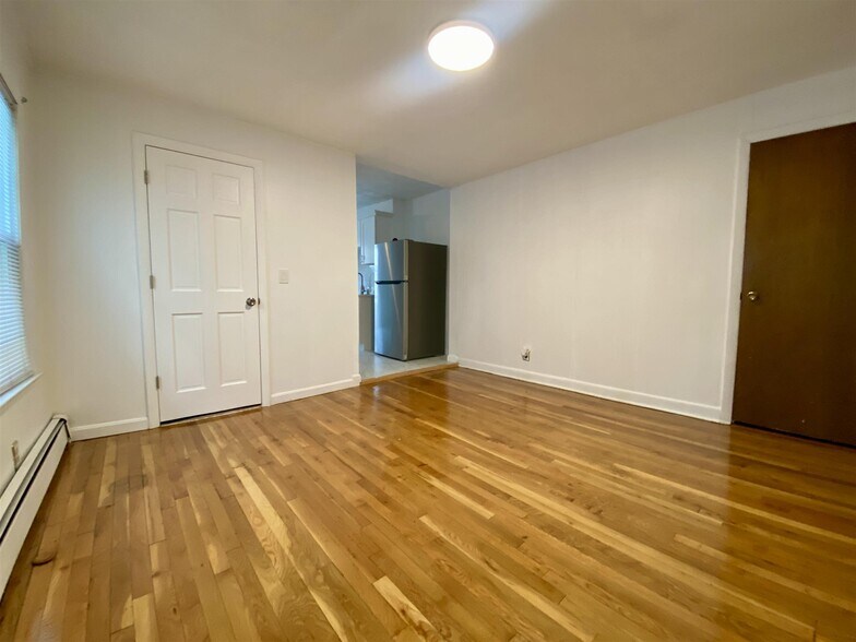 Building Photo - 65 Elm St