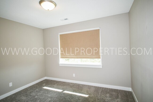Building Photo - MUST SEE!!! Beautiful two story with 4 Bed, 2.5 Bath Home in De Soto.