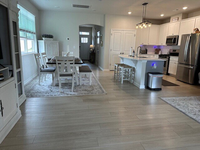 Building Photo - Beautiful 3 bedroom townhome with backyard space in Pendleton