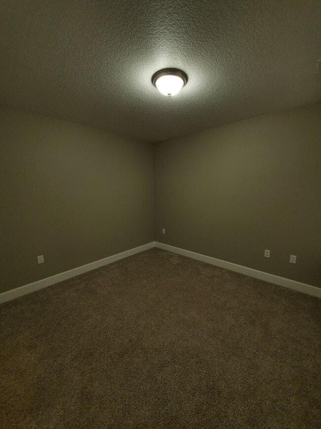 Building Photo - Pet Friendly Single Level 4 bedroom 2 Bathroom in Lebanon.