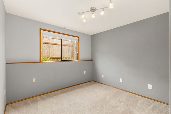 Building Photo - Spacious Education Hill Beauty