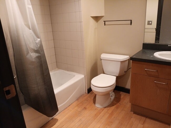 Building Photo - 1-bedroom, 1-bathroom home located in the ...