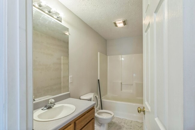 Building Photo - Newly renovated 2bd/1.5 bath end unit town...