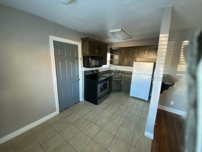 Building Photo - 325 Oleander Ave