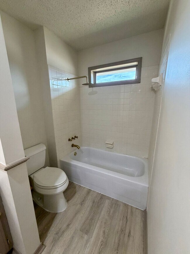 Building Photo - Beautifully Remodeled 3 Bedroom 2 Bathroom Home Available for Rent