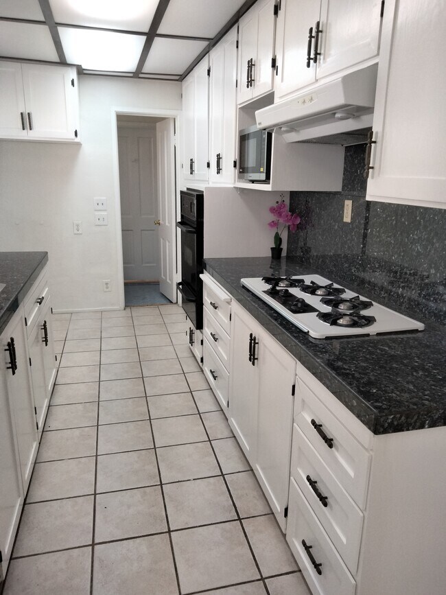 Building Photo - 15235 La Maida St