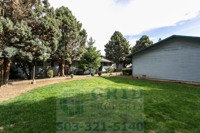 Building Photo - 2 Bedroom Apartment Available w/ Private Yard Space!