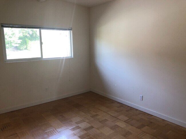 Building Photo - Beautiful 2-Bedroom Apartment with Stunnin...