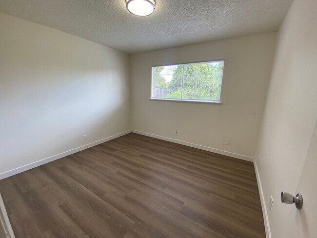 Building Photo - 4 bedroom in Orcutt!!!