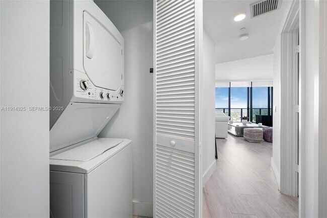 Building Photo - 121 NE 34th St