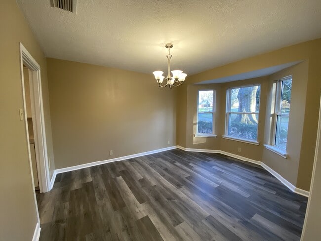 Building Photo - 2 Knightsbridge Pl