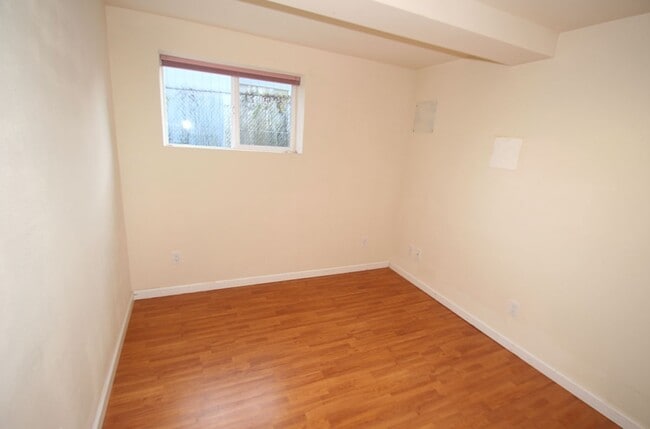 Building Photo - UPDATED & WELL MAINTAINED 3 BED, 2 BATH SE...