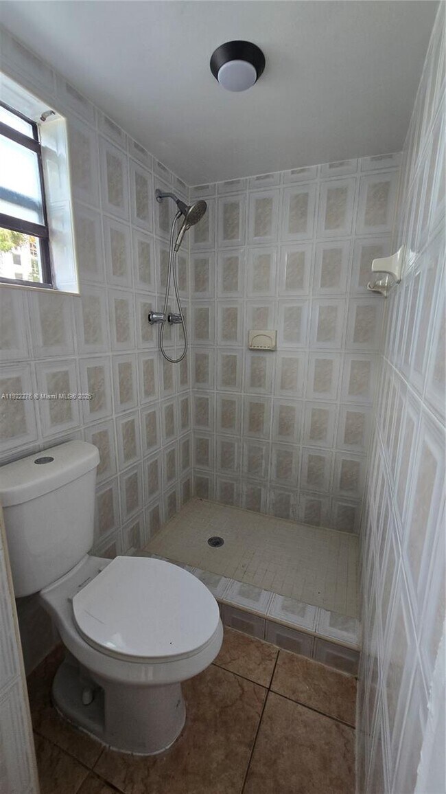 Building Photo - 13500 NE 3rd Ct