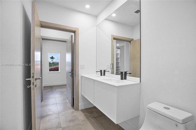 Building Photo - 3431 SW 16th Ter