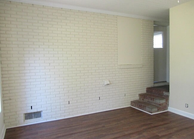 Building Photo - 38 Thelma St