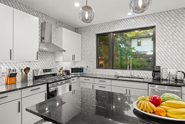 Building Photo - 3610 Thompson St