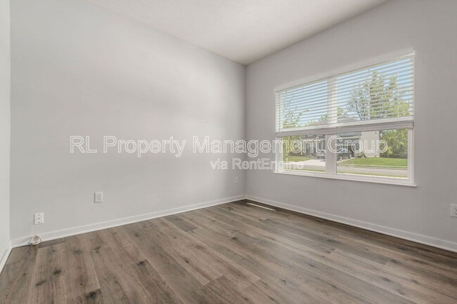 Building Photo - 214 Sterndale Dr
