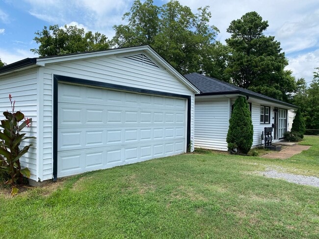 Building Photo - The Pines Place now Available - Cottage li...