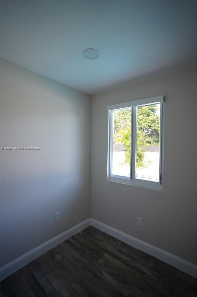 Building Photo - 2573 Conroy Dr