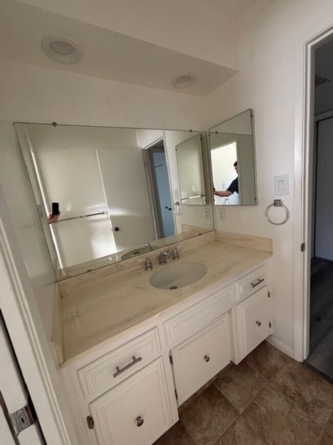 Building Photo - Very Clean Condo in Kern City!  2 Bedrooms...