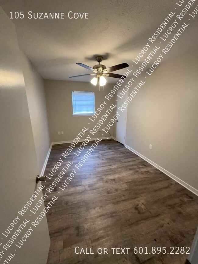Building Photo - Updated 4-Bedroom Duplex with Fireplace in...