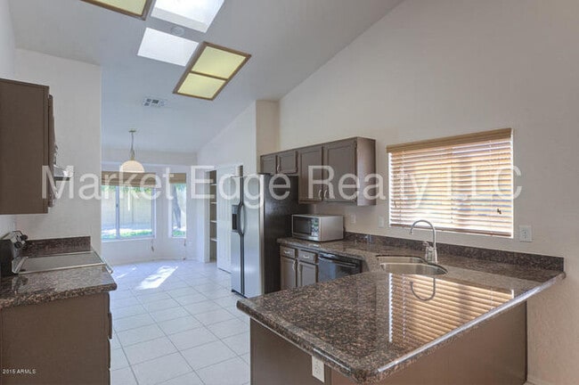 Building Photo - 4Bed/2Bath House at 48th St/Warner! JOIN T...