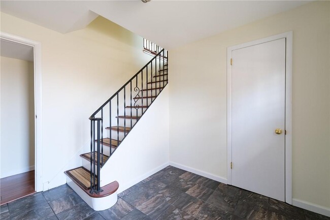 Building Photo - 1320 Mamaroneck Ave